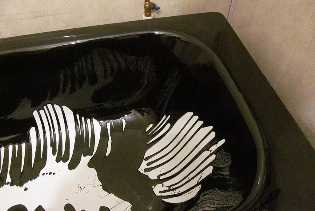 Реставрация ванны черным акрилом